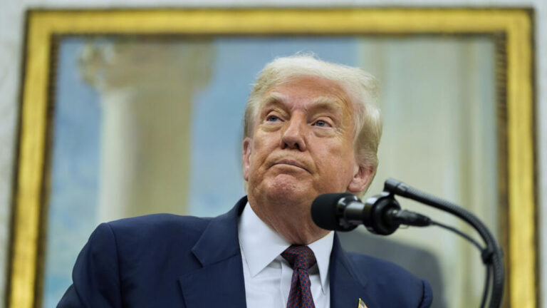 الرسوم الجمركية الأمريكية الجديدة التي فرضها ترامب تدخل حيز التنفيذ الرسوم الجمركية الأمريكية الجديدة التي فرضها ترامب تدخل حيز التنفيذ