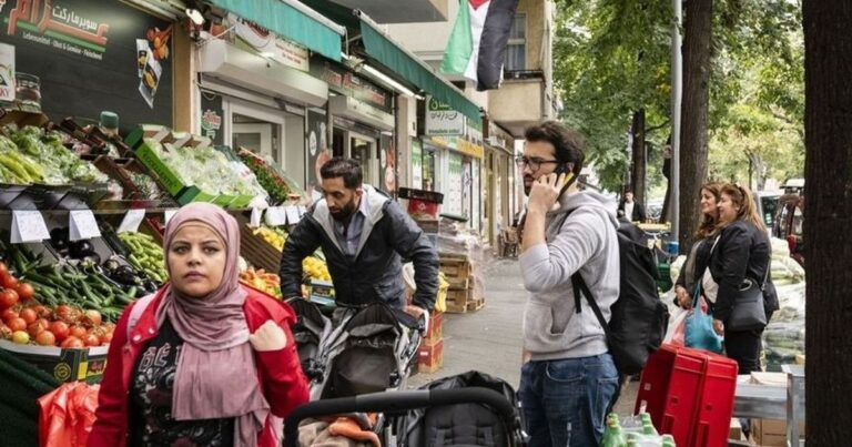 السوريون في ألمانيا.. من اللجوء إلى أكبر جالية تدعم الاقتصاد وزيرة الخارجية الألمانية تفتتح سفارة برلين في دمشق: سندعم سوريا سياسياً واقتصادياً