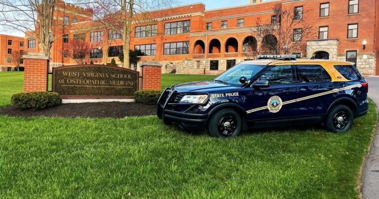 الشرطة تطلق النار على مشتبه به بمستشفى في ويست فرجينيا الجيش الأميركي: إصابة 5 جنود بالرصاص بقاعدة فورت ستيوارت واحتجاز مهاجم