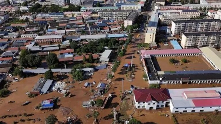 الصين.. فيضانات مدمرة تطرد عشرات الآلاف من منازلهم الصين.. فيضانات مدمرة تطرد عشرات الآلاف من منازلهم