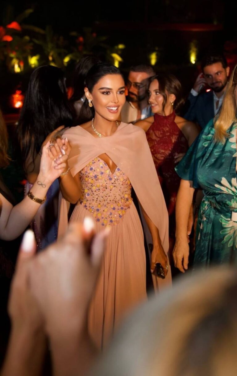 الفاشينيستا مرمر تطل كالأميرات بفستان فخم في حفل الدكتورة يومي الفاشينيستا مرمر تطل كالأميرات بفستان فخم في حفل الدكتورة يومي