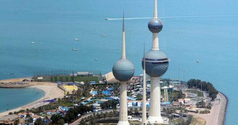 الكويت.. هبوط طائرة طيران الخليج بـ"سلام" والتحفظ على أحد الركاب