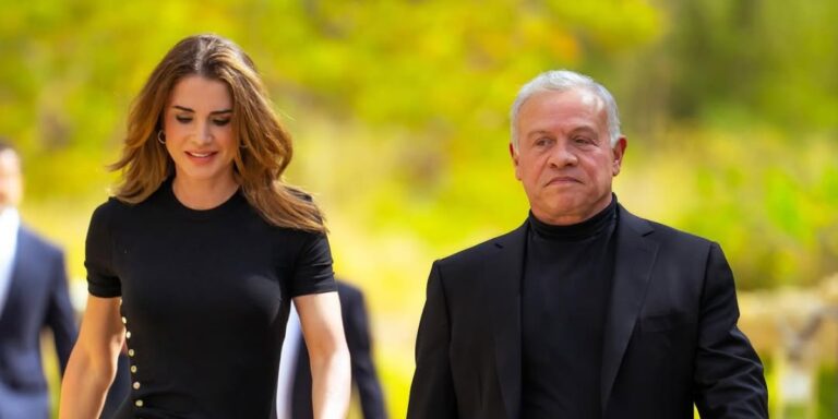 اللون الأسود يرسم أناقة الملكة رانيا في أحدث ظهور.. إليكم تنسيقاتها اللافتة ما بين الستايل الرسمي والتراثي