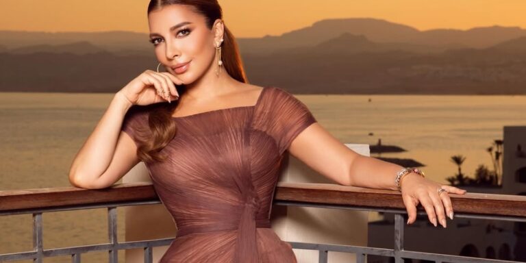 اللون البني يحجز مكانته في فساتين السهرة للصيف.. أناقة دافئة تجمع بين الكلاسيكية والجرأة اللون البني يحجز مكانته في فساتين السهرة للصيف.. أناقة دافئة تجمع بين الكلاسيكية والجرأة