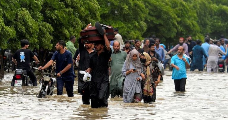 باكستان.. أمطار غزيرة وسيول تجتاح مدينة كراتشي باكستان.. أمطار غزيرة تودي بحياة 200 شخص وتسقط هليكوبتر