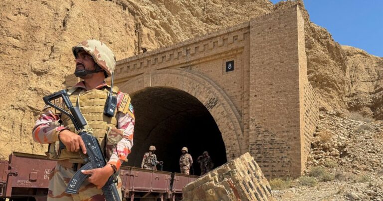 باكستان.. اشتباكات طائفية مستمرة منذ 10 أيام تودي بحياة أكثر من 130 شخصاً