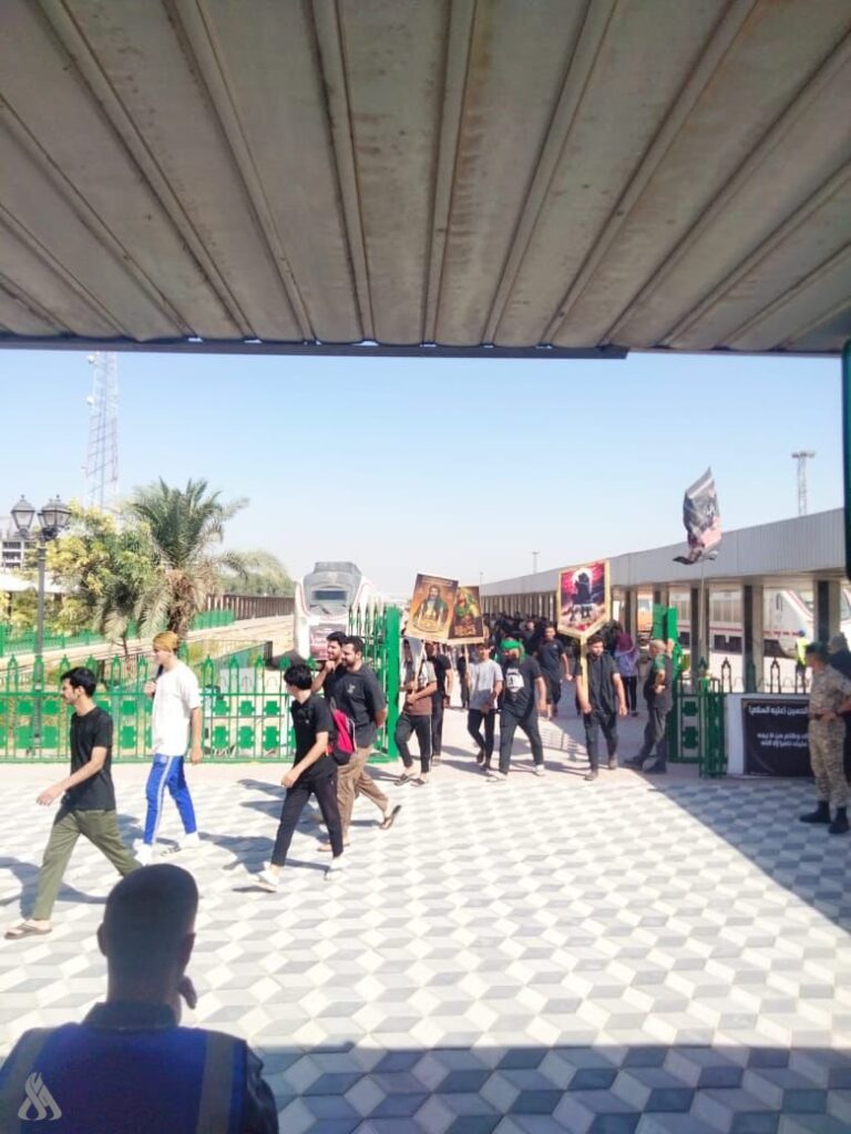بالصور... جموع الزائرين العائدين من الزيارة الأربعينية عبر القطارات