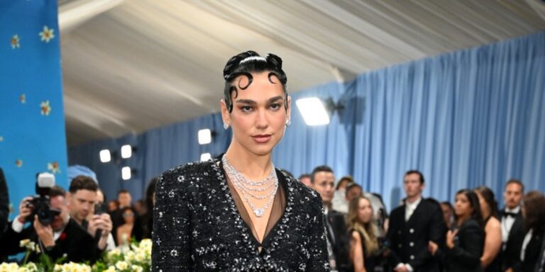 بعيدًا عن إطلالاتها الصاخبة بالحفلات.. نظرة على أجمل فساتين دوا ليبا من خزانة السهرات تزامنًا مع عيد ميلادها بعيدًا عن إطلالاتها الصاخبة بالحفلات.. نظرة على أجمل فساتين دوا ليبا من خزانة السهرات تزامنًا مع عيد ميلادها