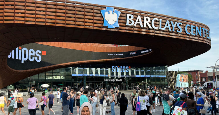 تم إلقاء القبض على رجل بعد إلقاء لعبة جنسية في لعبة WNBA ،