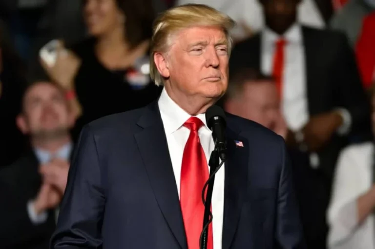 تهديدات جمركية جديدة من ترامب تطال قطاعي الأدوية وأشباه الموصلات : CNN الاقتصادية ترامب يعد برسوم مرتقبة على الأدوية وأشباه الموصلات