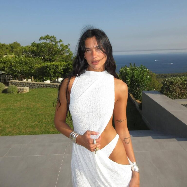 دوا ليبا تحتفل بعيد ميلادها… فستان جاكيموس مصمم خصيصاً لها دوا ليبا تحتفل بعيد ميلادها... فستان جاكيموس مصمم خصيصاً لها