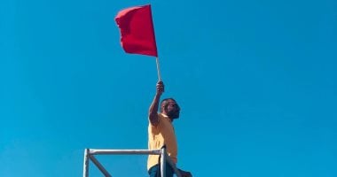 رفع الرايات الحمراء على شاطئ رأس البر وتحذيرات من نزول البحر رأس البر