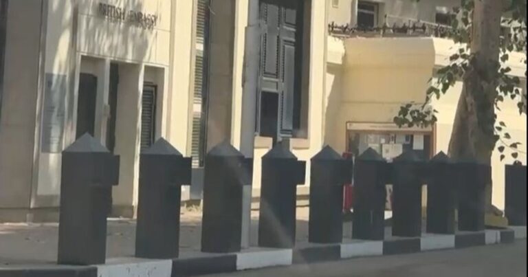 سفارة بريطانيا في مصر تغلق مقرها بعد إزالة الحواجز الأمنية "تيك توك" في مصر.. صعود قياسي قد ينتهي بالحظر