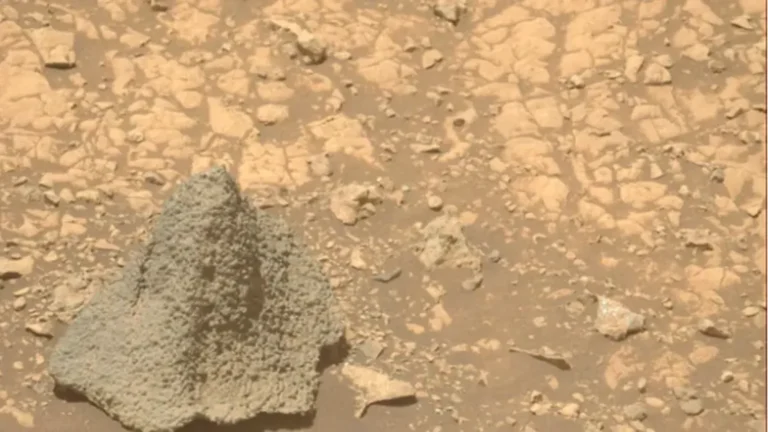 صخرة تشبه الخوذة على سطح المريخ