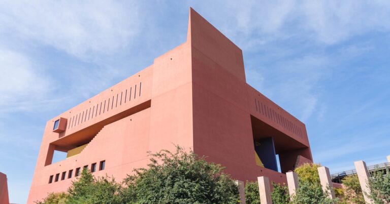 عاد كتاب المكتبة بعد 82 عامًا. تقول ملاحظة: “الجدة لن تتمكن من دفع ثمنها بعد الآن” عاد كتاب المكتبة بعد 82 عامًا. تقول ملاحظة: "الجدة لن تتمكن من دفع ثمنها بعد الآن"