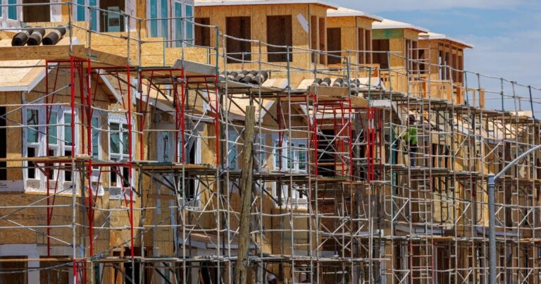 حرائق كاليفورنيا تلتهم آلاف المنازل وتدمر مناطق شاسعة من لوس أنجلوس