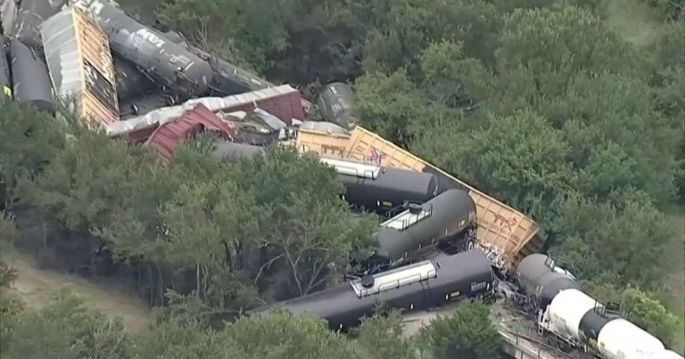 فيديو حادث قطار محمل بمواد خطيرة في تكساس الأميركية الشرق للاخبار