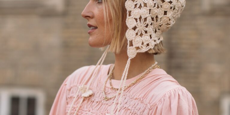 قبعة الكروشيه تتصدّر مشهد الموضة الصيفي في كوبنهاغن قبعة الكروشيه تتصدّر مشهد الموضة الصيفي في كوبنهاغن