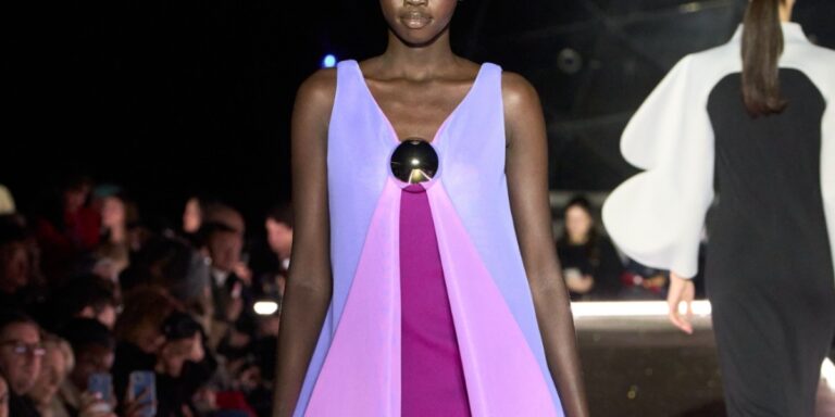 كيفية تنسيق الألوان المتضادة بأسلوب أنيق مع منسقة أزياء هي