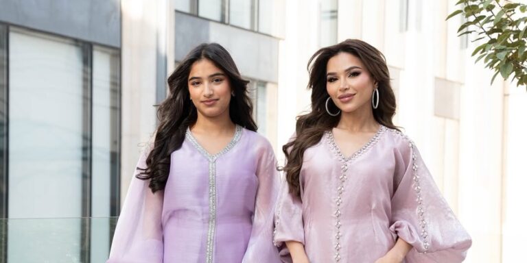 للأم وابنتها.. تنسيقات تعكس أناقتك في السهرات الرمضانية بنكهة تراثية على طريقة نهى نبيل وطفلتها للأم وابنتها.. تنسيقات تعكس أناقتك في السهرات الرمضانية بنكهة تراثية على طريقة نهى نبيل وطفلتها