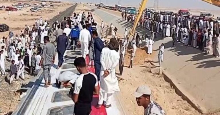 مصر.. اصطدام قطار بحافلة ركاب يودي بحياة 8 وإصابة 12 في الإسماعيلية