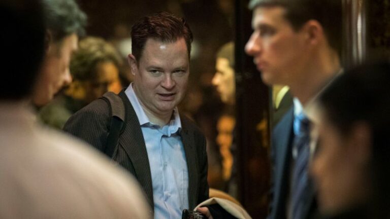 من المتوقع أن يذكر كينيدي اسم نائب جيم أونيل كمدير بالنيابة عن مركز السيطرة على الأمراض بعد إطاحة موناريز ، كما تقول المصادر من المتوقع أن يذكر كينيدي اسم نائب جيم أونيل كمدير بالنيابة عن مركز السيطرة على الأمراض بعد إطاحة موناريز ، كما تقول المصادر