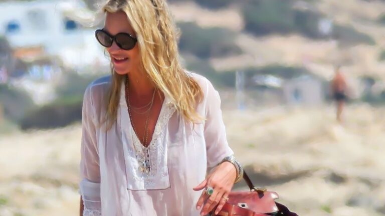 نظرة الأسبوع: كيت موس تأخذ حقيبة هيرميس إلى الشاطئ