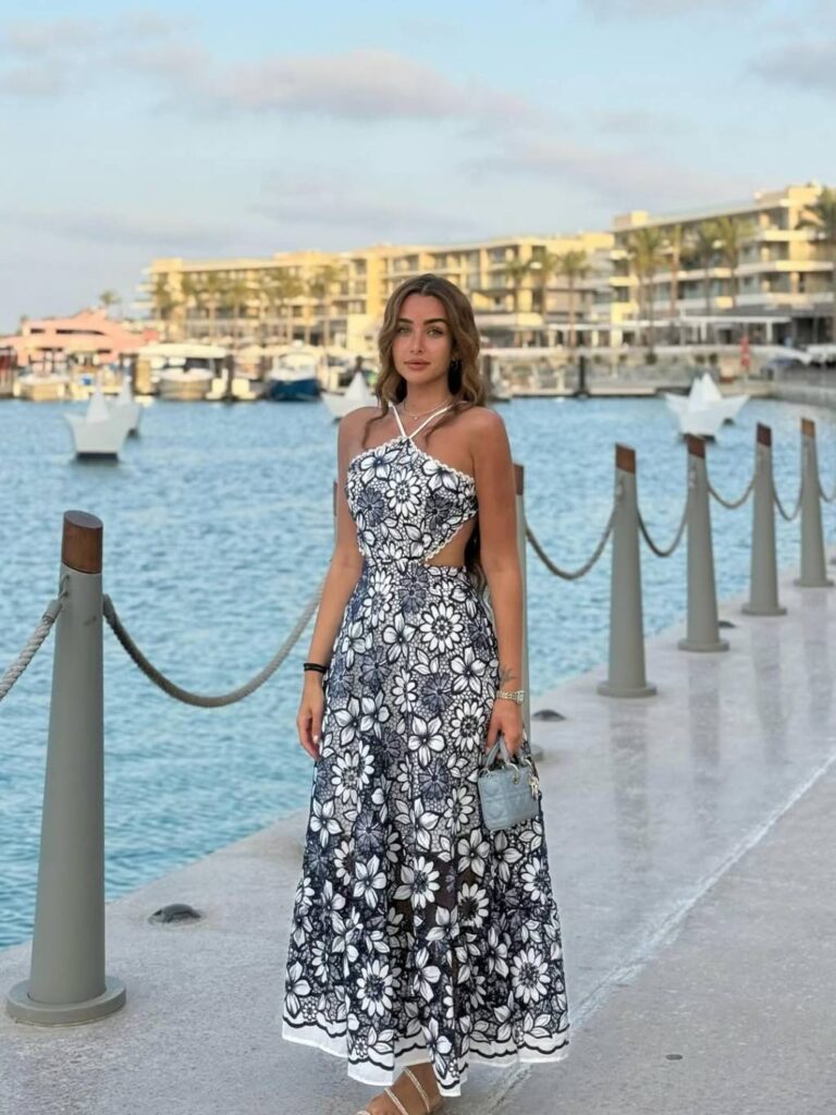 هنا الزاهد تخطف الأضواء بفستان منقّش بالورود مكشوف الظهر هنا الزاهد تخطف الأضواء بفستان منقّش بالورود مكشوف الظهر