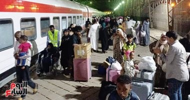 وصول القطار الأسبوعى الرابع للأشقاء السودانيين لمحطة السد العالى بأسوان وصول القطار الأسبوعى الرابع للأشقاء السودانيين لمحطة السد العالى بأسوان