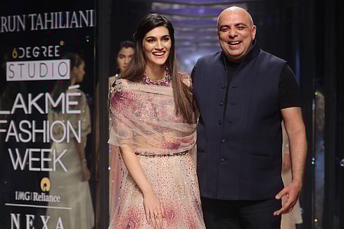 يقول المصمم تارون تاهيلياني إن ارتداء ملابس حقيقية يجعل الأزياء الجميلة يقول المصمم تارون تاهيلياني إن ارتداء ملابس حقيقية يجعل الأزياء الجميلة