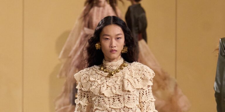 أجمل درجات اللون البيج لإطلالات كاجوال وعملية أجمل درجات اللون البيج لإطلالات كاجوال وعملية