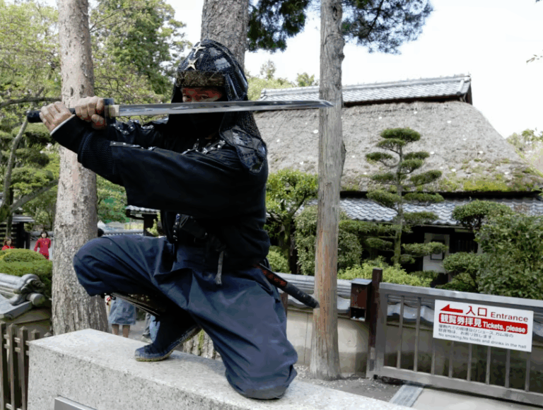 أصحاب الرداء الأسود وأسطورة التخفي بلا أثر… من هم؟ أصحاب الرداء الأسود وأسطورة التخفي بلا أثر... من هم؟