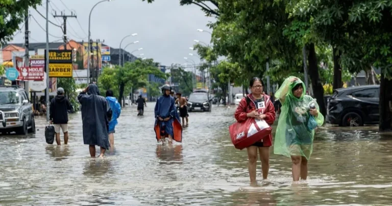 أمطار وسيول تودي بحياة 14 شخصاً في جزيرة بالي الإندونيسية أمطار وسيول تودي بحياة 14 شخصاً في جزيرة بالي الإندونيسية