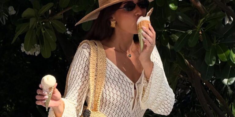 أناقة الصيف المنعشة بنكهة “الآيس كريم”.. صور مبهجة تعكس اللمحة الطفولية في أزياء نجمات الموضة أناقة الصيف المنعشة بنكهة "الآيس كريم".. صور مبهجة تعكس اللمحة الطفولية في أزياء نجمات الموضة