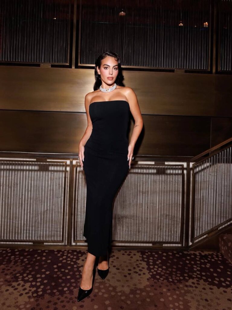 إطلالات النجوم
                        جورجينا رودريغيز فاتنة بفستان أسود ومجوهرات راقية
                        
                            14 أيلول 2025 إطلالات النجوم
                        جورجينا رودريغيز فاتنة بفستان أسود ومجوهرات راقية
                        
                            14 أيلول 2025