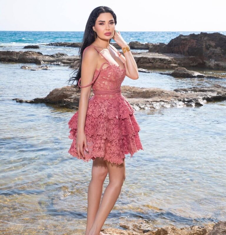 إطلالات النجوم
                        سيرين عبد النور ومايا دياب تودعان الصيف بفساتين قصيرة وجريئة
                        
                            14 أيلول 2025