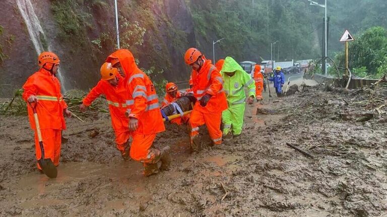 إعصار راغاسا يعطل العمل ويشل حركة المواصلات بمدن كبيرة في جنوب الصين إعصار راغاسا يعطل العمل ويشل حركة المواصلات بمدن كبيرة في جنوب الصين