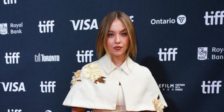 إليكم أكثر التفاصيل المتشابهة في إطلالات سيدني سويني وأماندا سيفريد نجمتا فيلم “The Housemaid” إليكم أكثر التفاصيل المتشابهة في إطلالات سيدني سويني وأماندا سيفريد نجمتا فيلم "The Housemaid"