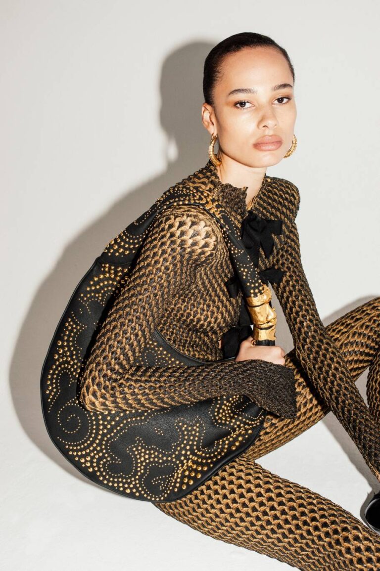 اكسسوارات
                        دار Schiaparelli تقدّم أنماطاً جديدة من حقائب souffle الأنيقة
                        
                            16 أيلول 2025