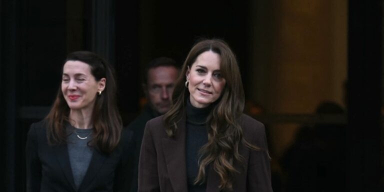 الألوان الشتوية الداكنة رفيقة الأميرات والملكات في أحدث ظهور فتألقي على خطاهن الألوان الشتوية الداكنة رفيقة الأميرات والملكات في أحدث ظهور فتألقي على خطاهن