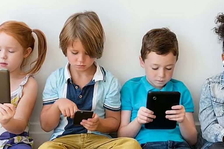 الإمارات العربية المتحدة: يؤدي وقت الشاشة المفرط إلى الارتفاع في قصر النظر ، وخاصة بين الطلاب الذين تقل أعمارهم عن 10 سنوات