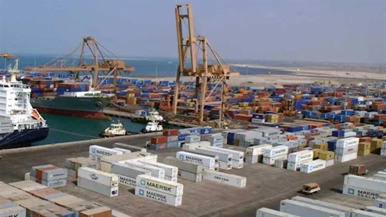 الجيش الإسرائيلي يدعو إلى إخلاء ميناء الحديدة اليمني فوراً الجيش الإسرائيلي يدعو إلى إخلاء ميناء الحديدة اليمني "فوراً"