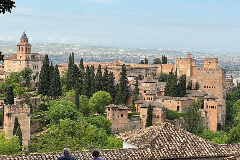 السفر إلى الحمراء: كل ما تحتاج إلى معرفته عن مناطق الجذب الرئيسية السفر إلى الحمراء: كل ما تحتاج إلى معرفته عن مناطق الجذب الرئيسية