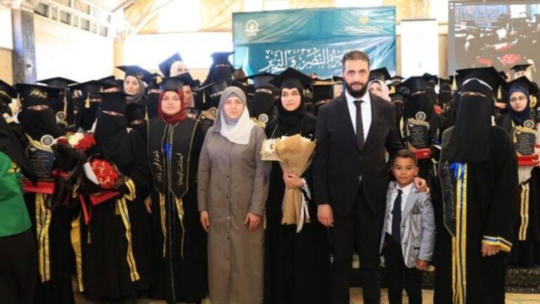 الشرع يحضر حفل تخرج زوجته في الجامعة.. ماذا قالت؟ (فيديو) الشرع يحضر حفل تخرج زوجته في الجامعة.. ماذا قالت؟ (فيديو)