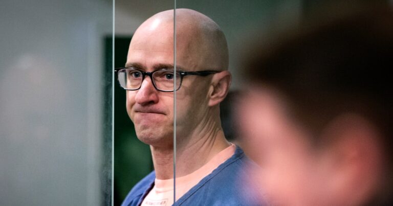 الطيار السابق الذي حاول قطع المحركات أثناء الرحلة بعد أخذ الفطر السحري يدعو إلى مذنب