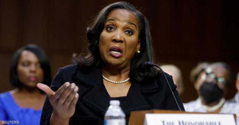 المحكمة تعلّق مؤقتا إقالة عضوة الاحتياطي الفيدرالي ليزا كوك ترامب وباول