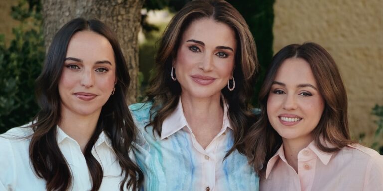 الملكة رانيا وأميرات العائلة الملكية يبهرن الجميع بأناقتهن الناعمة تزامنًا مع الاحتفال بعيد ميلاد الأميرتين سلمى وإيمان