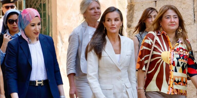 الملكة ليتيزيا ارتدت من تصميماتها.. تعرفوا بالصور على أسلوب مصممة الأزياء المصرية دينا شاكر الملكة ليتيزيا ارتدت من تصميماتها.. تعرفوا بالصور على أسلوب مصممة الأزياء المصرية دينا شاكر