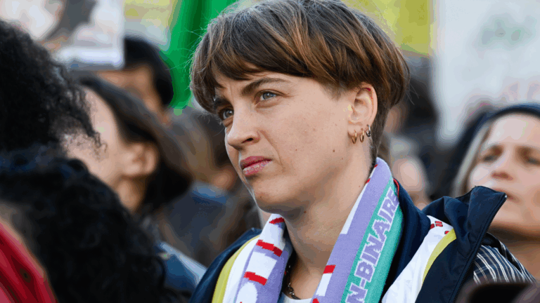 الممثلة الفرنسية أديل إينيل تنضم لأسطول الصمود العالمي المتجه لغزة قناة الرشيد الفضائية