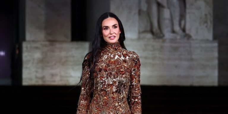 النجمات يحتفلن بالفيلم القصير “The Tiger” الخاص بأولى عروض ديمنا المدير الإبداعي الجديد لجوتشي وإطلالاتهن تشعل الحدث النجمات يحتفلن بالفيلم القصير "The Tiger" الخاص بأولى عروض ديمنا المدير الإبداعي الجديد لجوتشي وإطلالاتهن تشعل الحدث